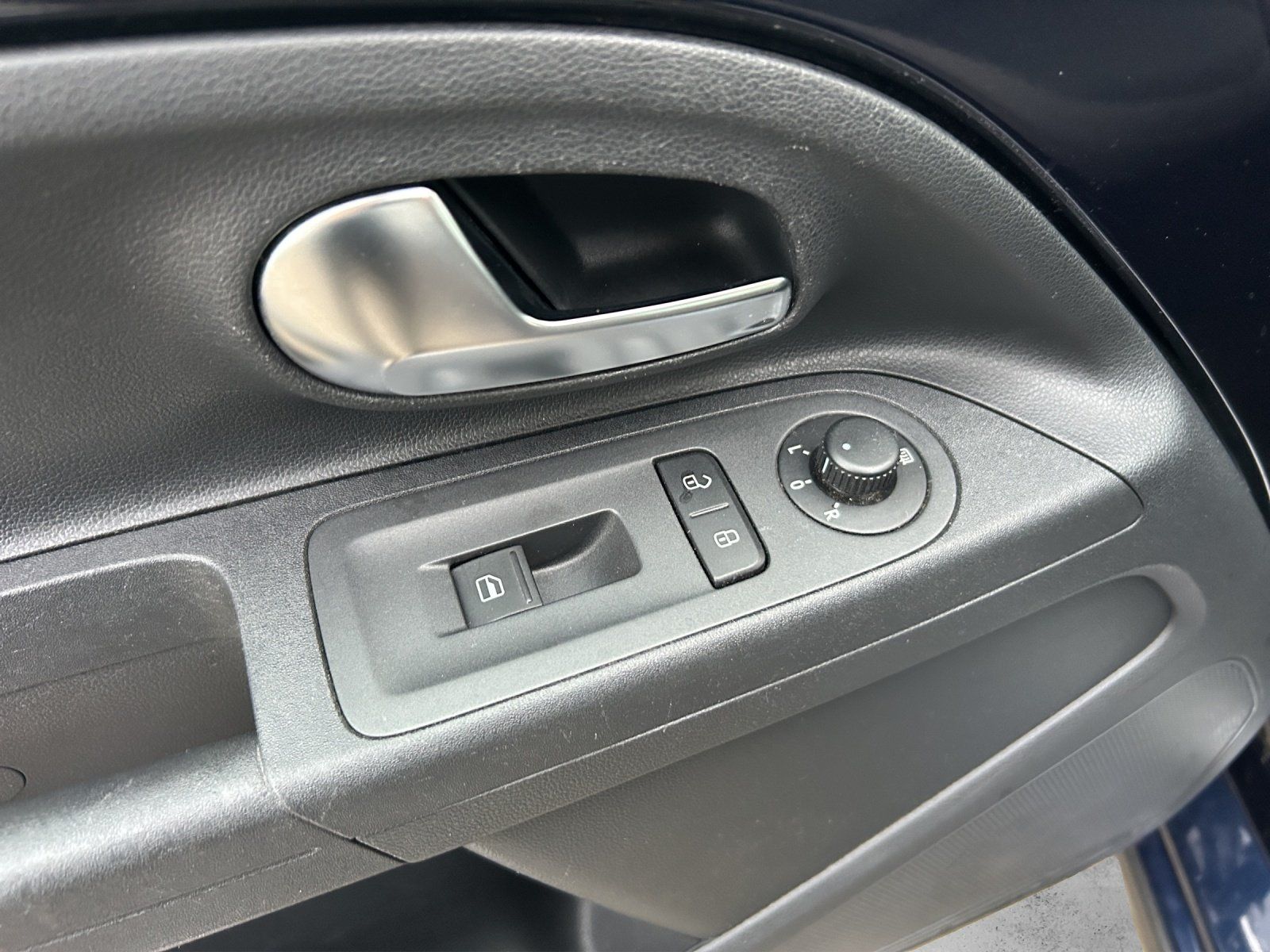 Fahrzeugabbildung Volkswagen cross up! 1.0 Navi, Klima, Sitzh., PDC, el. FH