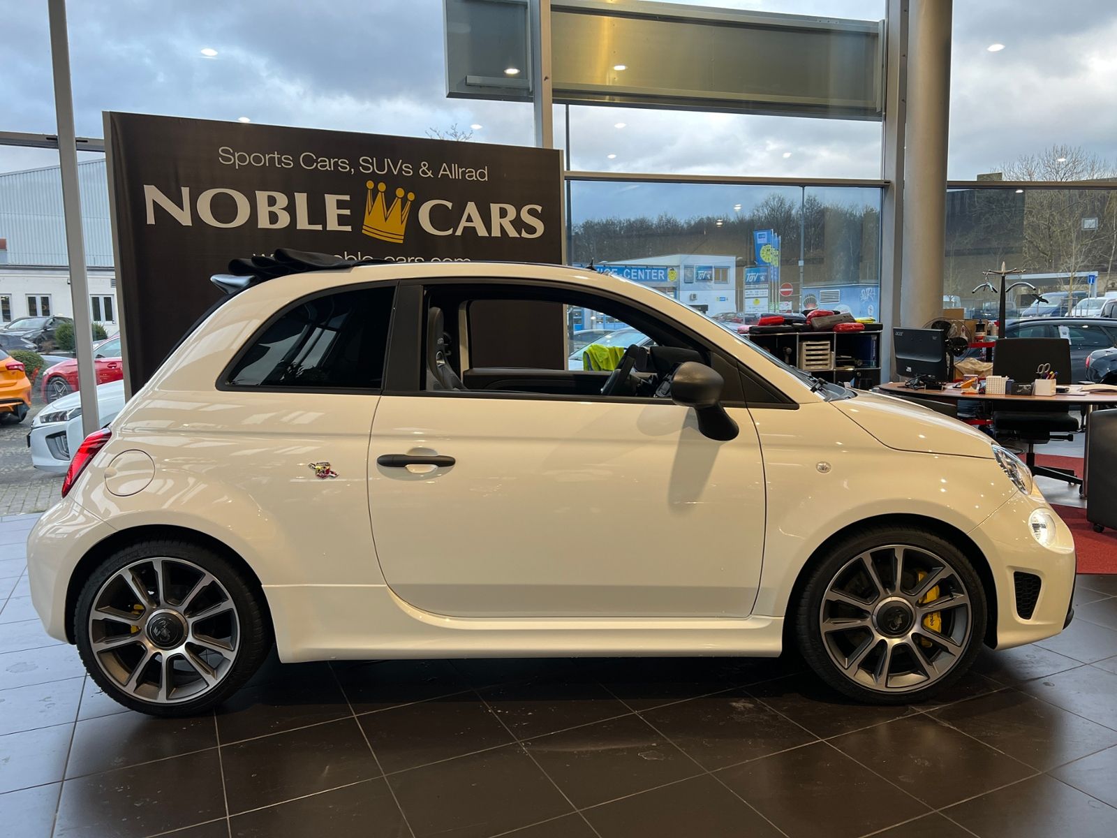 Fahrzeugabbildung Abarth 695C KLIMA LEDER NAV DAB PDC ALU