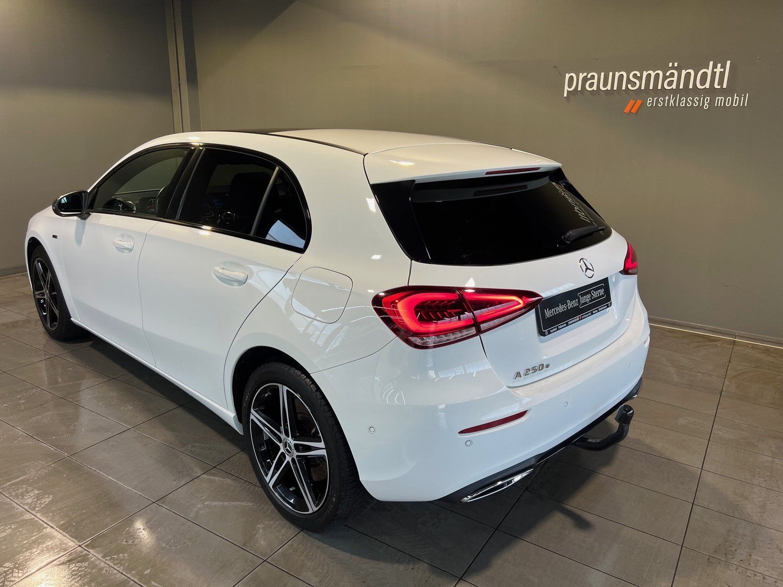 Mercedes-Benz A 250 e Progressive Night Distr. Sound Pano Kame foto 2