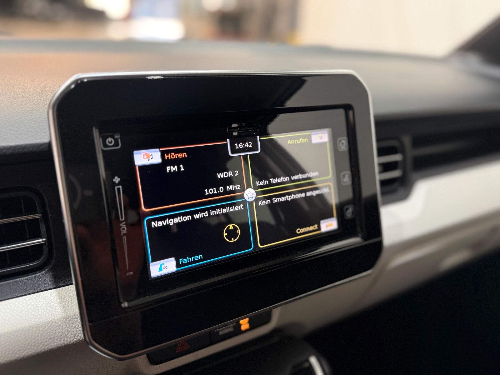 Fahrzeugabbildung Suzuki Ignis Comfort + / NAVI / CAR PLAY / SITZHEIZUNG