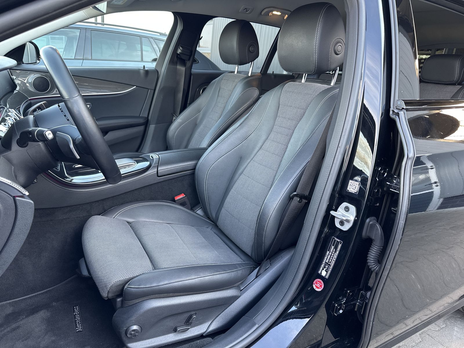 Fahrzeugabbildung Mercedes-Benz E 300de T Avantgarde NAV+LED+KAM+WIDE+CARPLAY+PP
