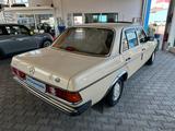 Mercedes-Benz 200 E W123 Limousine mit Schiebedach - Mercedes-Benz: W123