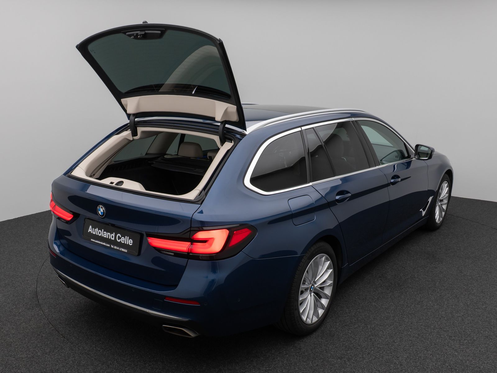 Fahrzeugabbildung BMW 530d Luxury Line Panorama Kamera HUD DAB Sport