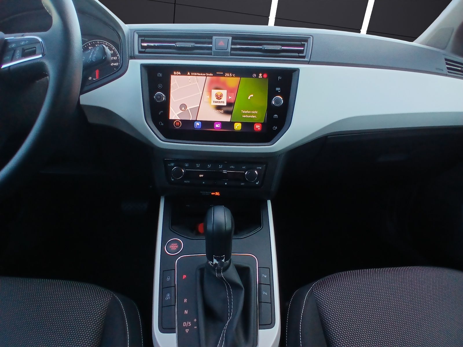 Fahrzeugabbildung SEAT Arona TSI Xcellence DSG LED AHK Navi ACC RFK SH