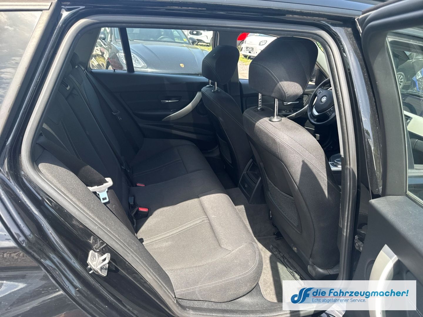 Fahrzeugabbildung BMW 320 i xDrive Advantage Touring *EXPORT
