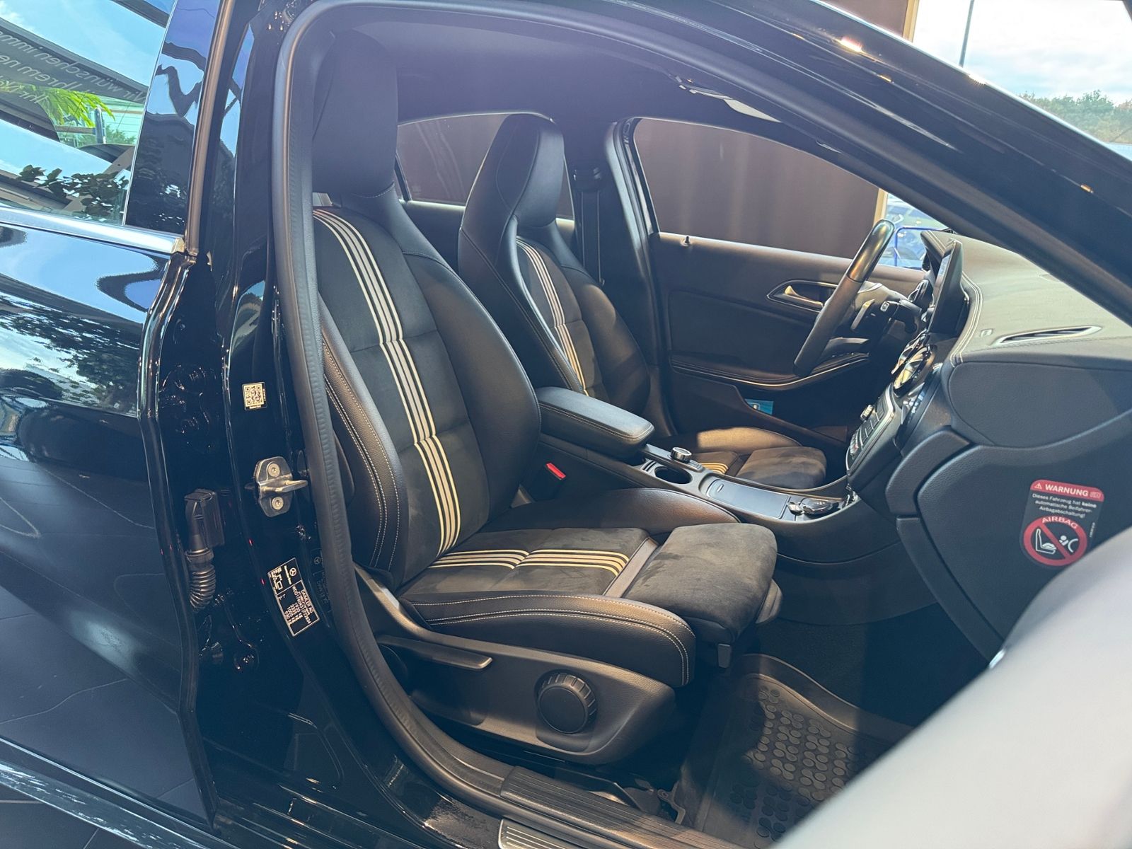 Fahrzeugabbildung Mercedes-Benz A 200 AMG Line PEAK Edition LED NAV SHZ 18"