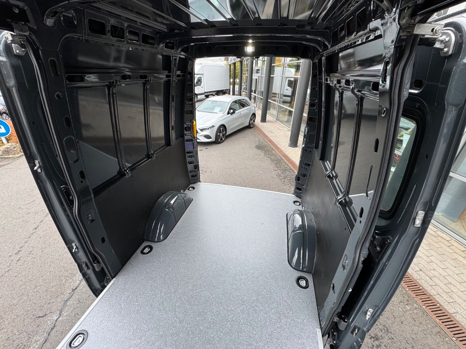 Fahrzeugabbildung Iveco Daily 35S18HA8 3.0L *R3.520mm*AHK*2xSchiebetür*