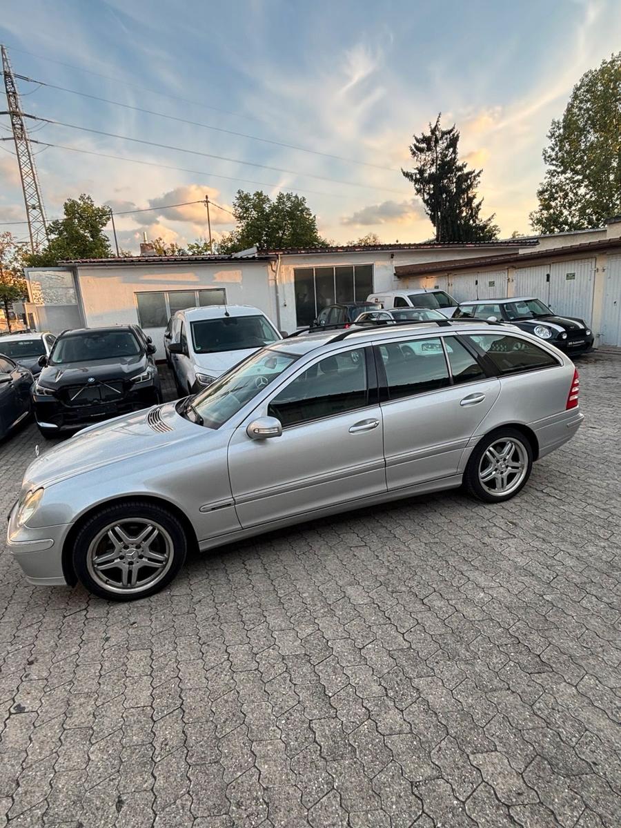 Mercedes-Benz C180 2005 — салон