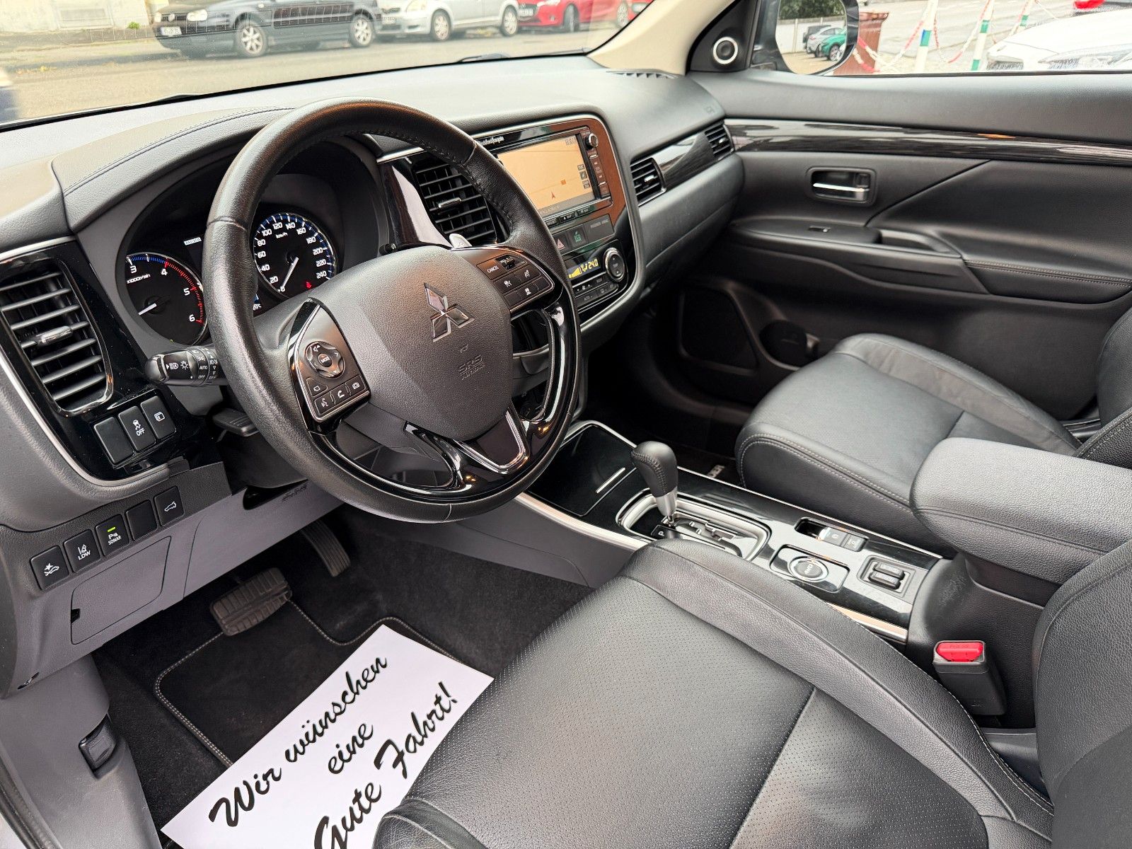 Fahrzeugabbildung Mitsubishi Outlander Top 4WD 7-SITZER AHK LEDER NAVI KAMERA