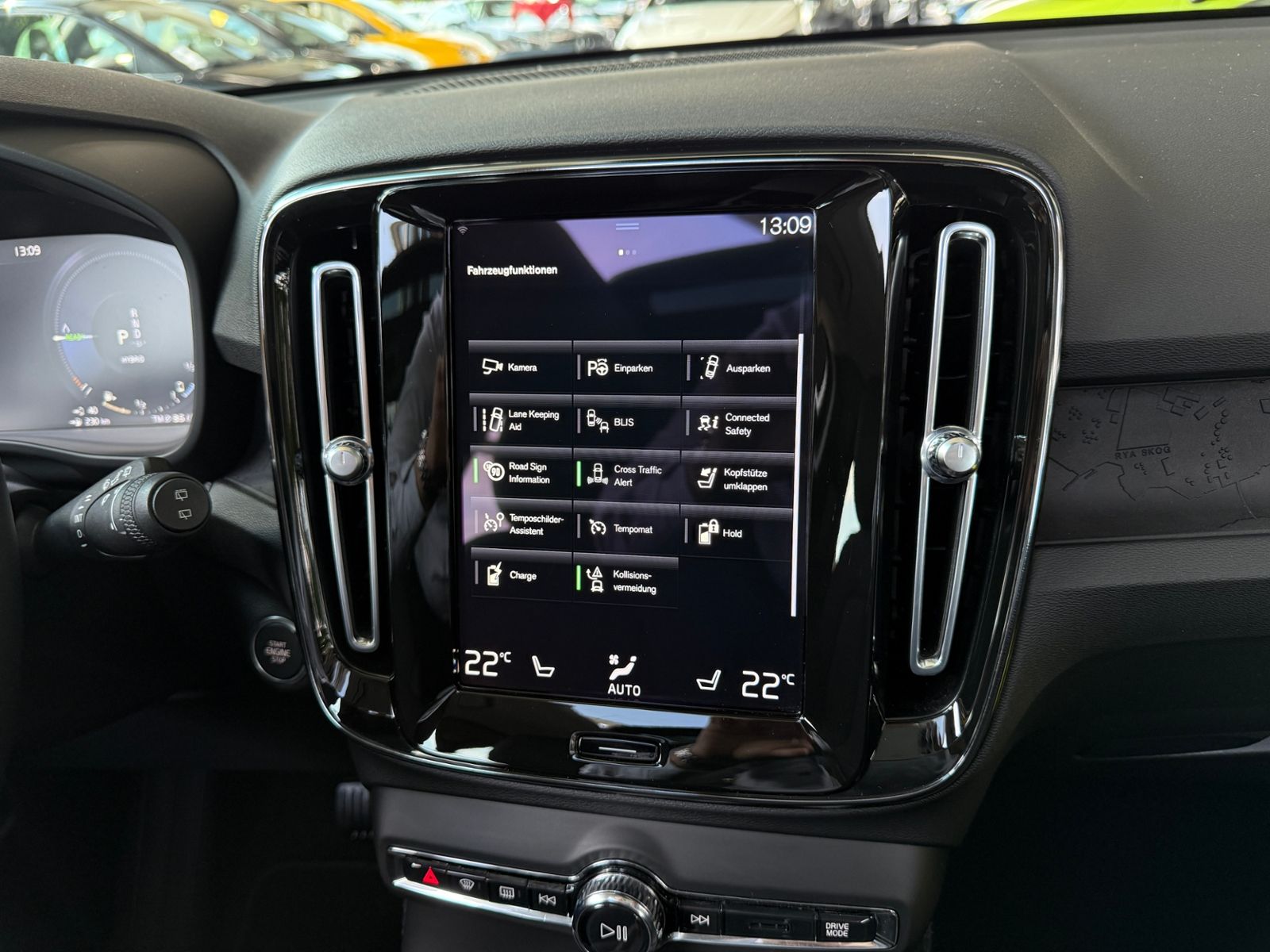 Fahrzeugabbildung Volvo XC40 Inscription Expression PANO H/K 360° BLIS