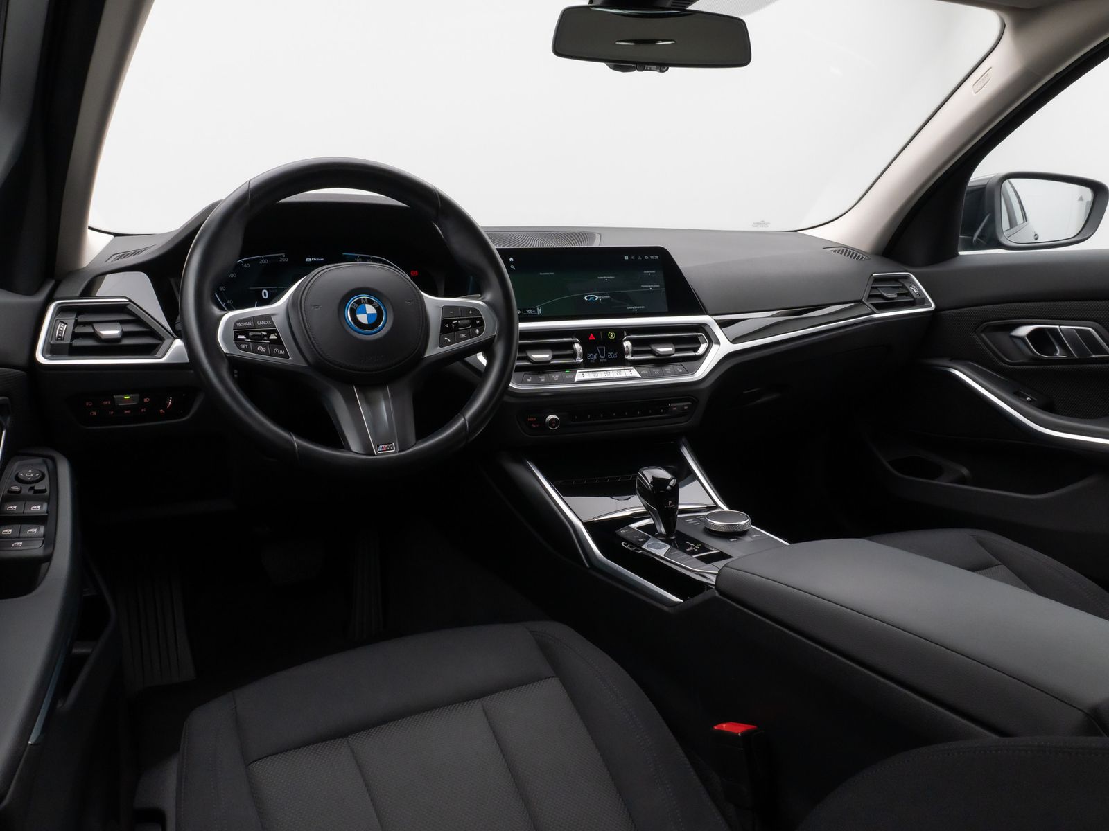 Fahrzeugabbildung BMW 330e Alarm Kamera DAB Stop&Go M Sportleder LED