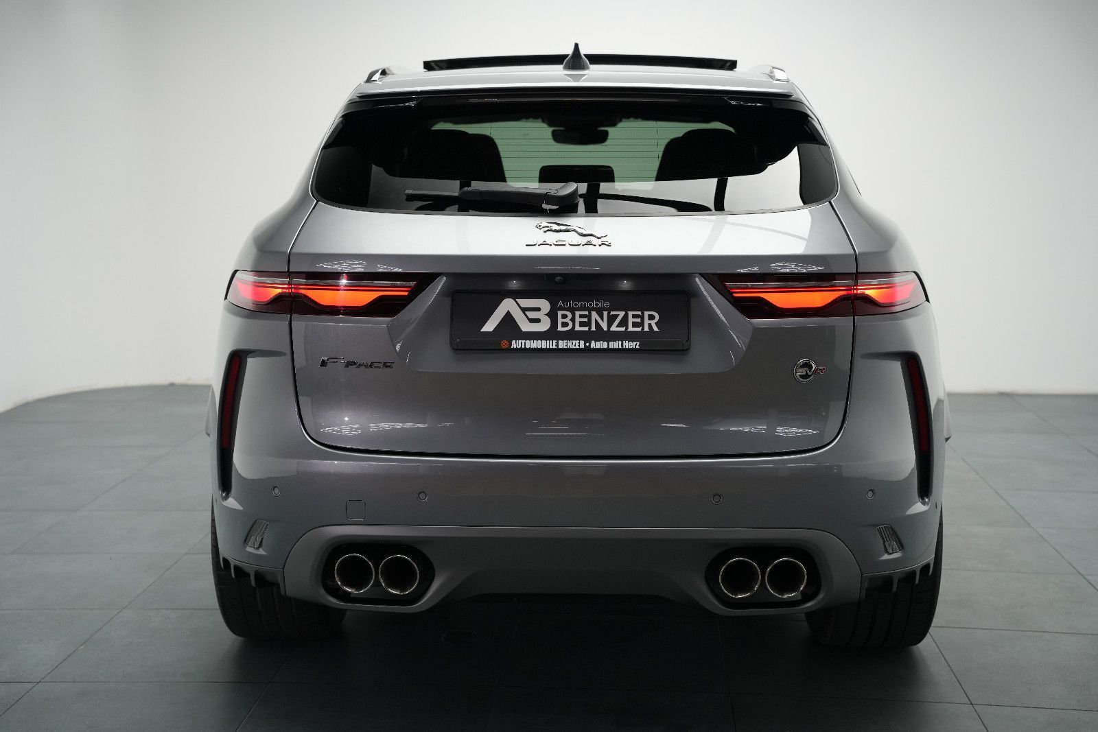 Fahrzeugabbildung Jaguar F-Pace F-PACE SVR /PANO/MERIDIAN/HUD/360°KAM/MEM