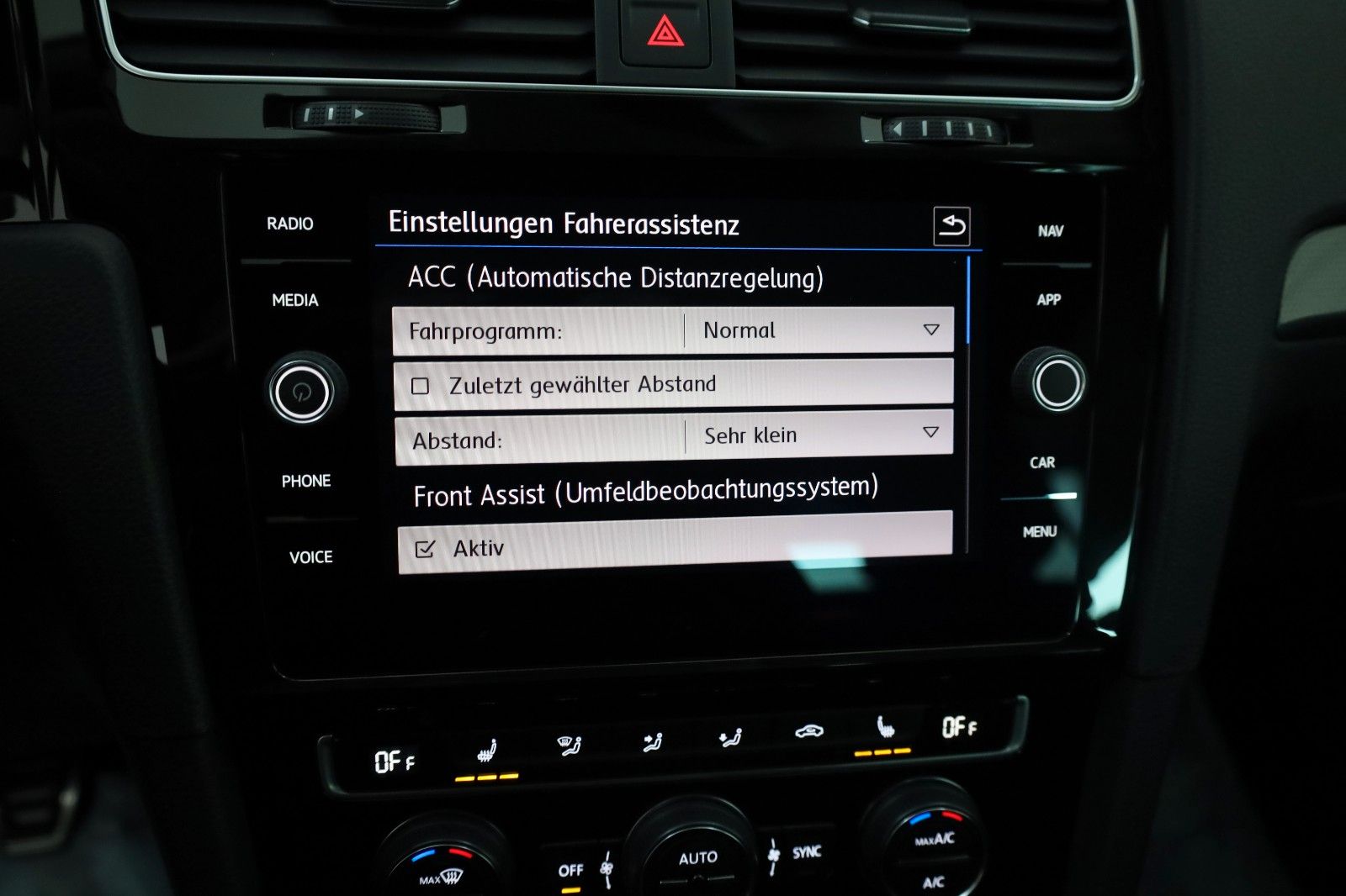 Fahrzeugabbildung Volkswagen Golf VII Lim. IQ.DRIVE BM Navi,SH,ACC,ParkAssist