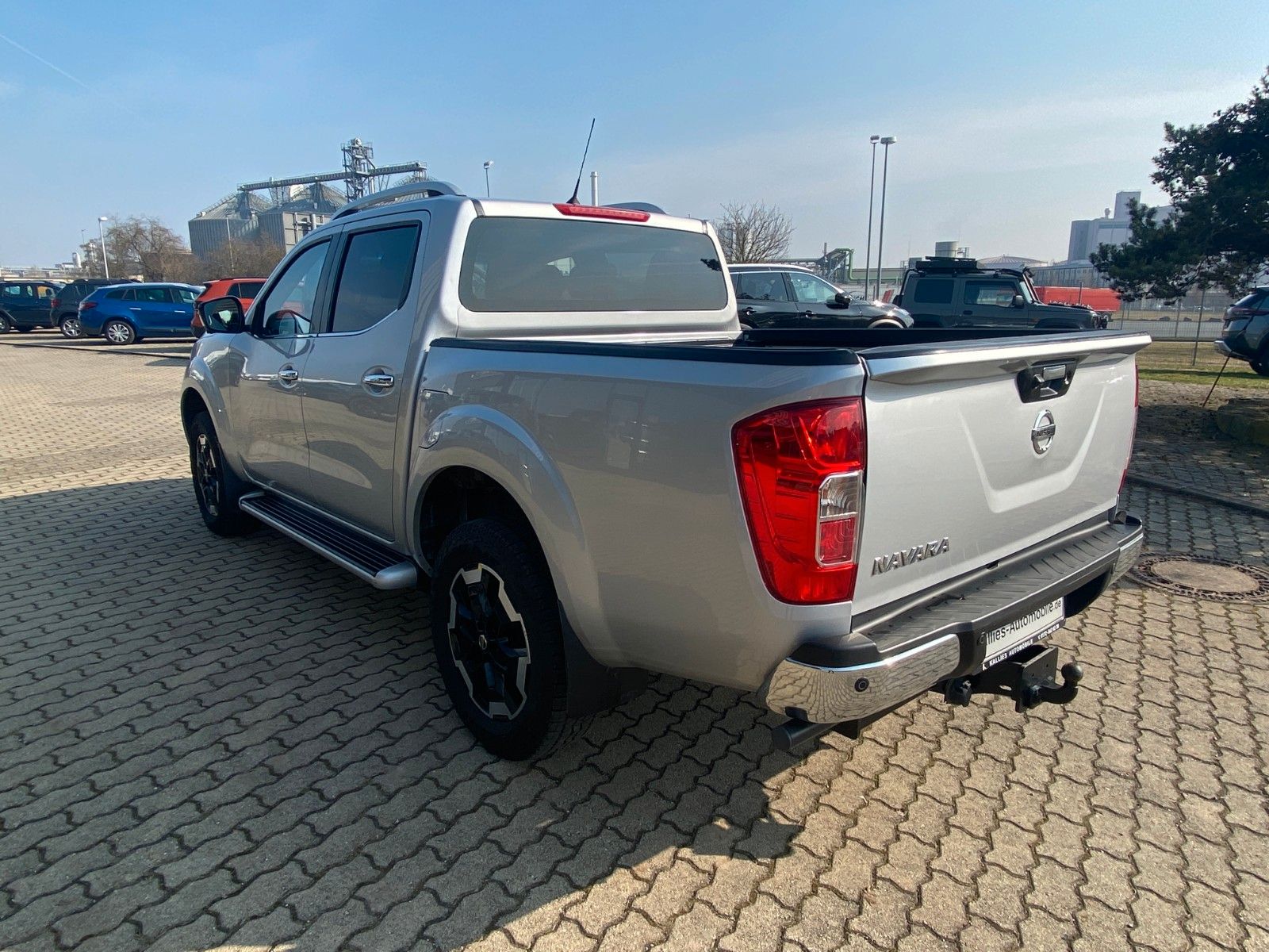 Fahrzeugabbildung Nissan Navara Tekna 4x4 DOKA+NAVI+SHZ+TÜV-NEU