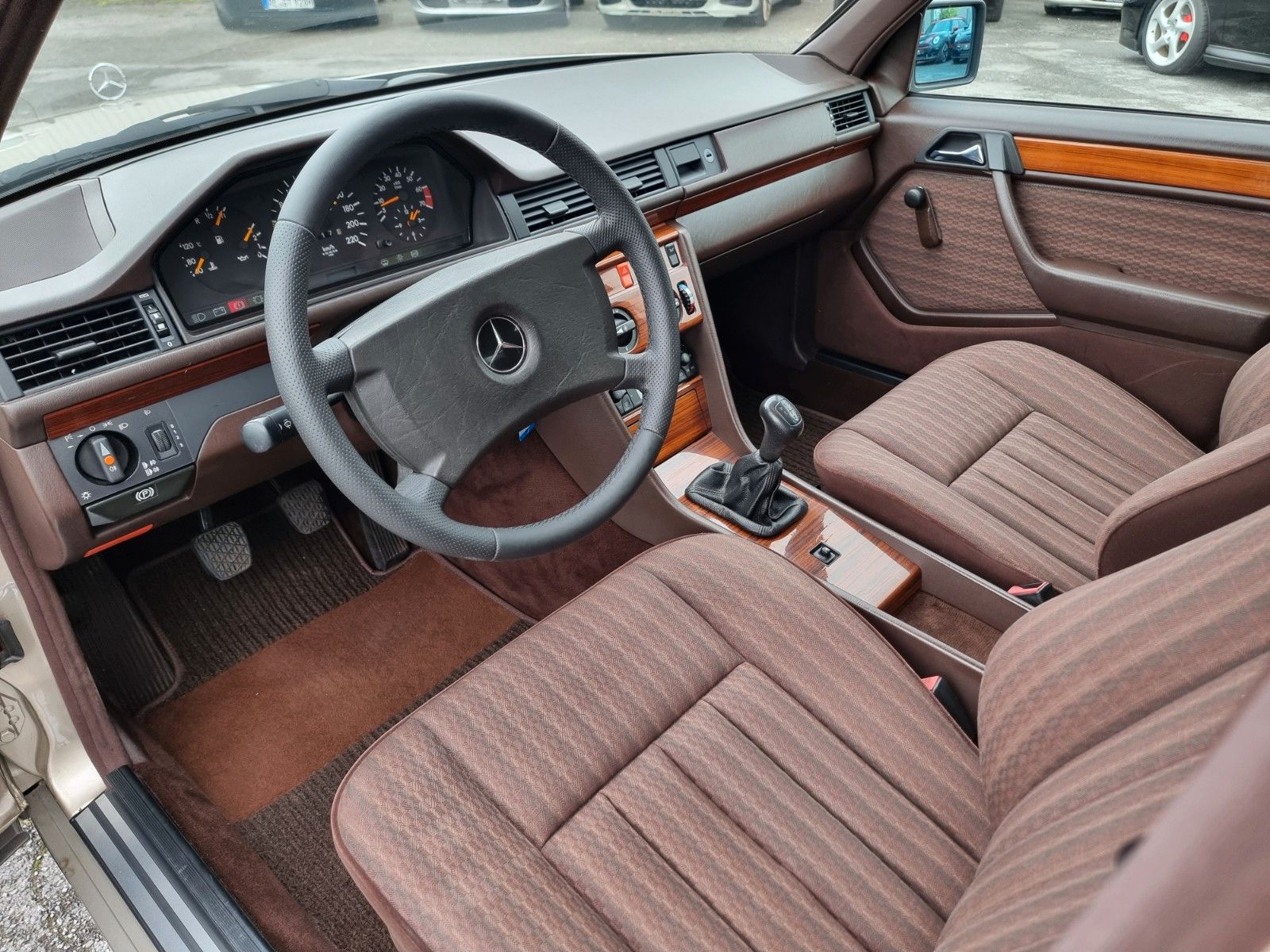 Fahrzeugabbildung Mercedes-Benz 230 E/Schiebedach/AHK/H-Zul./Sehr schöner Zust.