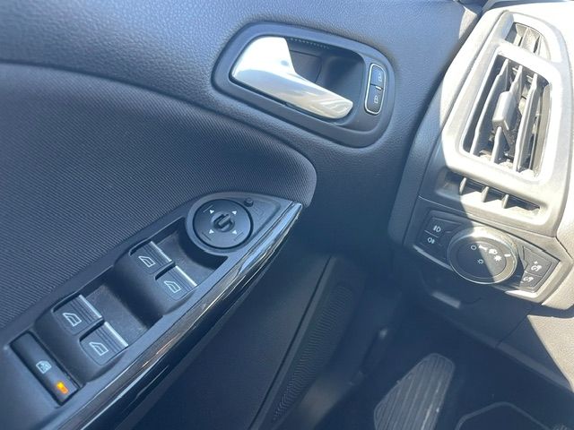 Fahrzeugabbildung Ford Focus Zahnriemen NEU Klimaautomatik Navi SHZ AHK