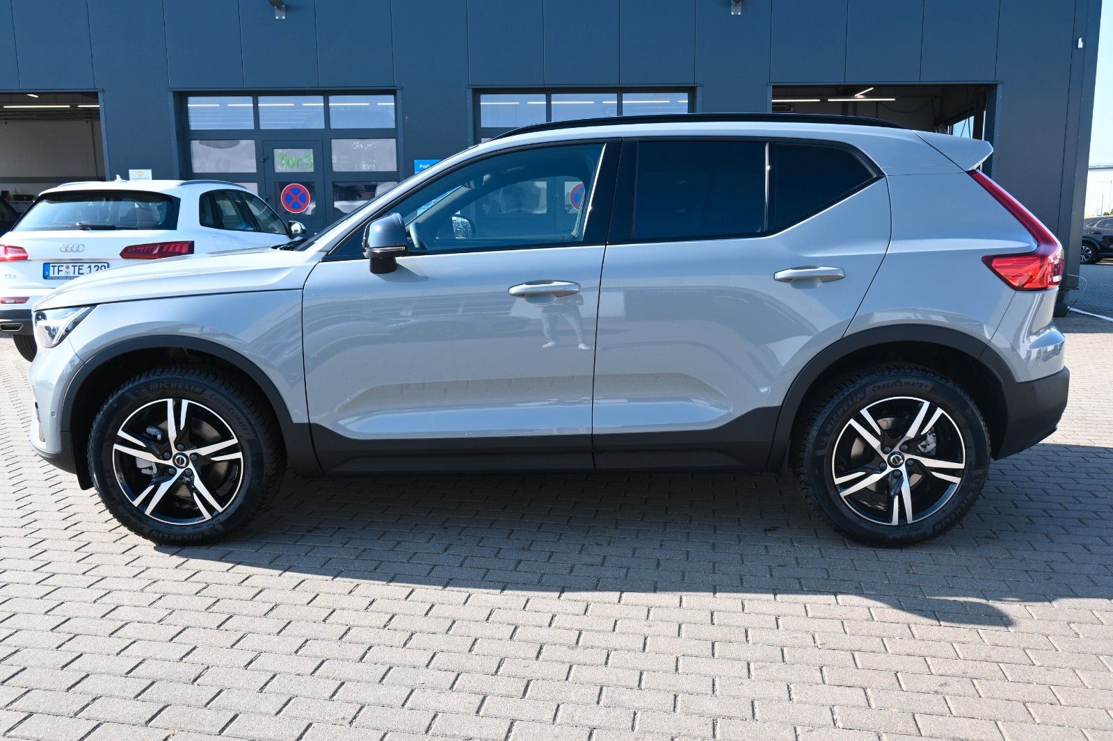 Fahrzeugabbildung Volvo XC40 B4 DKG Plus Dark*FSHZG*360°*ACC*AHK