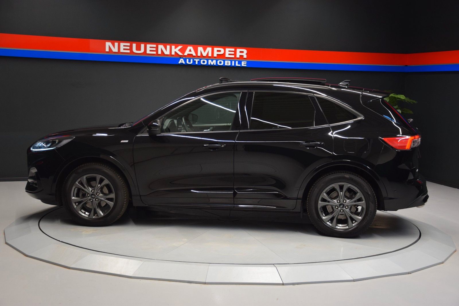 Fahrzeugabbildung Ford Kuga ST-Line X Pano HuD Leder ACC Kamera B&O Amb