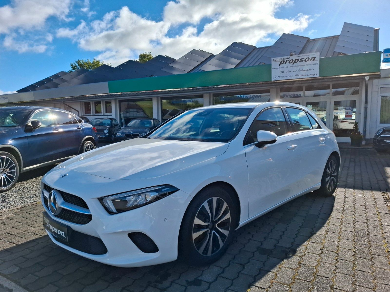 MERCEDES-BENZ A 180 17"ALU LED KAMERA NAVI SHZ AMBIENTE