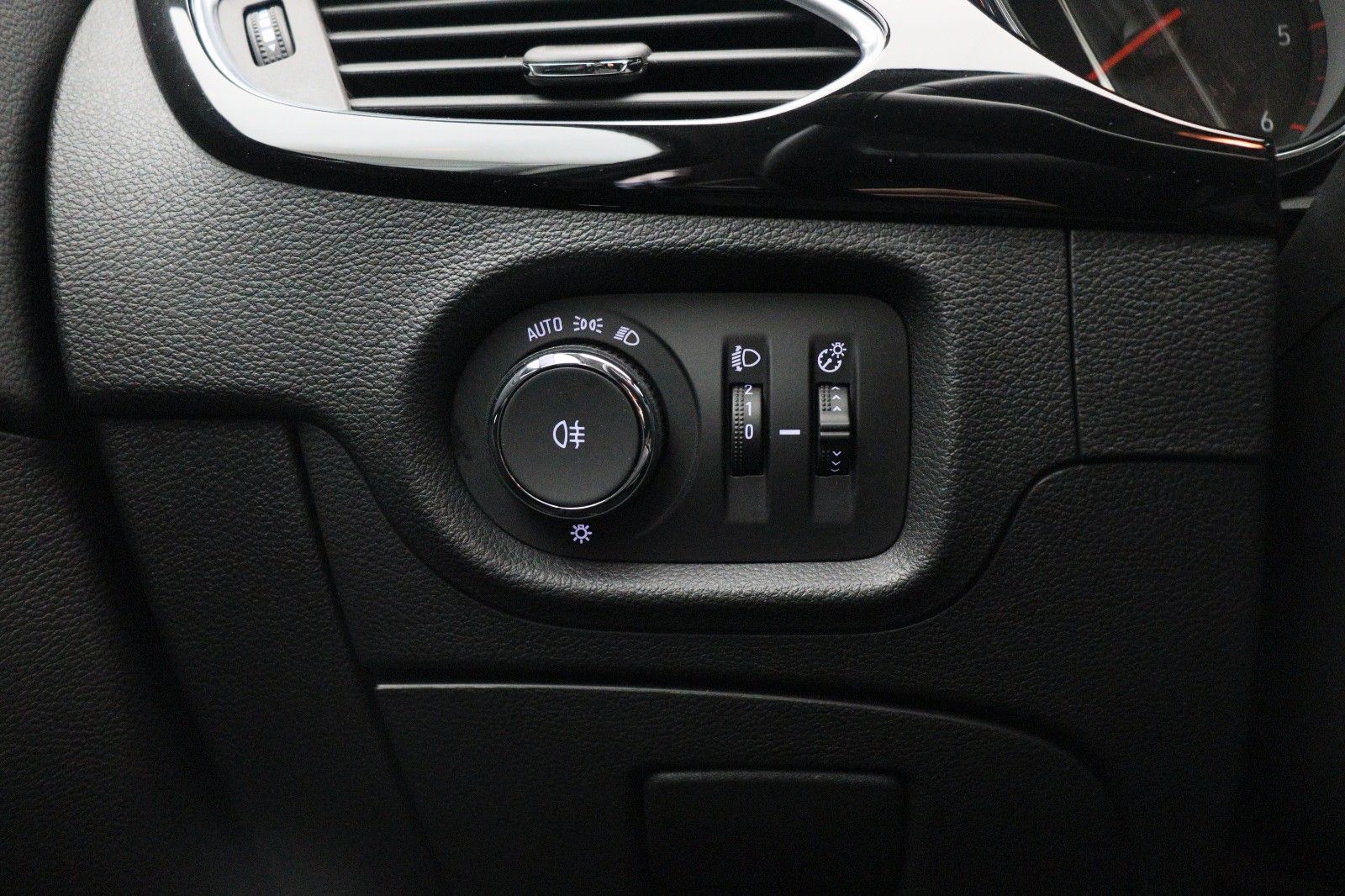 Fahrzeugabbildung Opel Astra K 1.5 Lim. Elegance LED KAMERA LDA NAVI