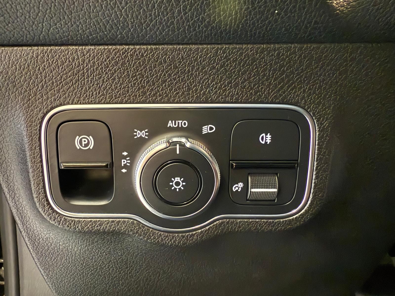 Fahrzeugabbildung Mercedes-Benz GLB 200 / SCHEKCHEFT / LED / NAVI / KAMERA