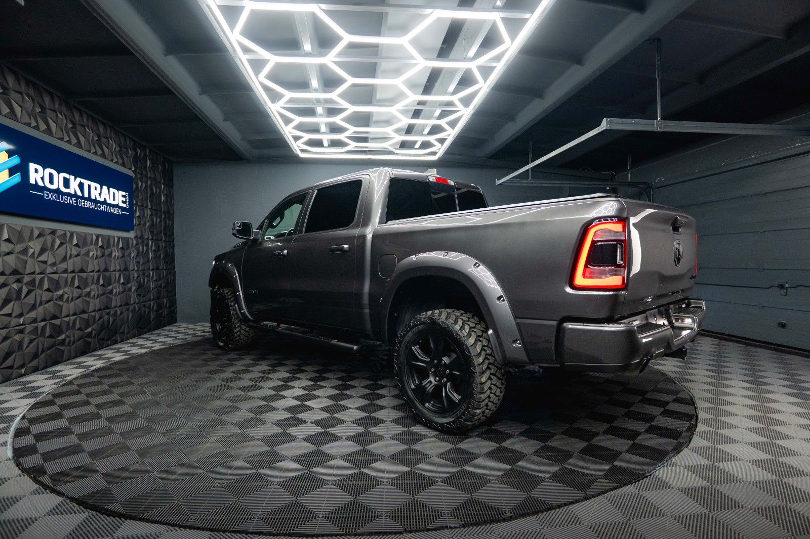 Fahrzeugabbildung Dodge RAM 5.7 V8 HEMI 4x4 OFFROAD Night-Paket *LED*19%