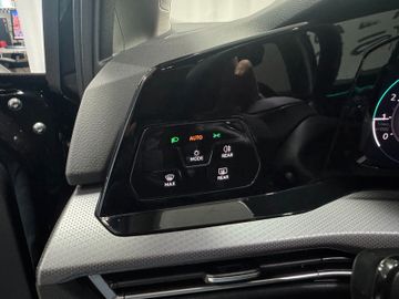 Volkswagen Golf VIII Lim. Active eTSI AT LED Navi SH