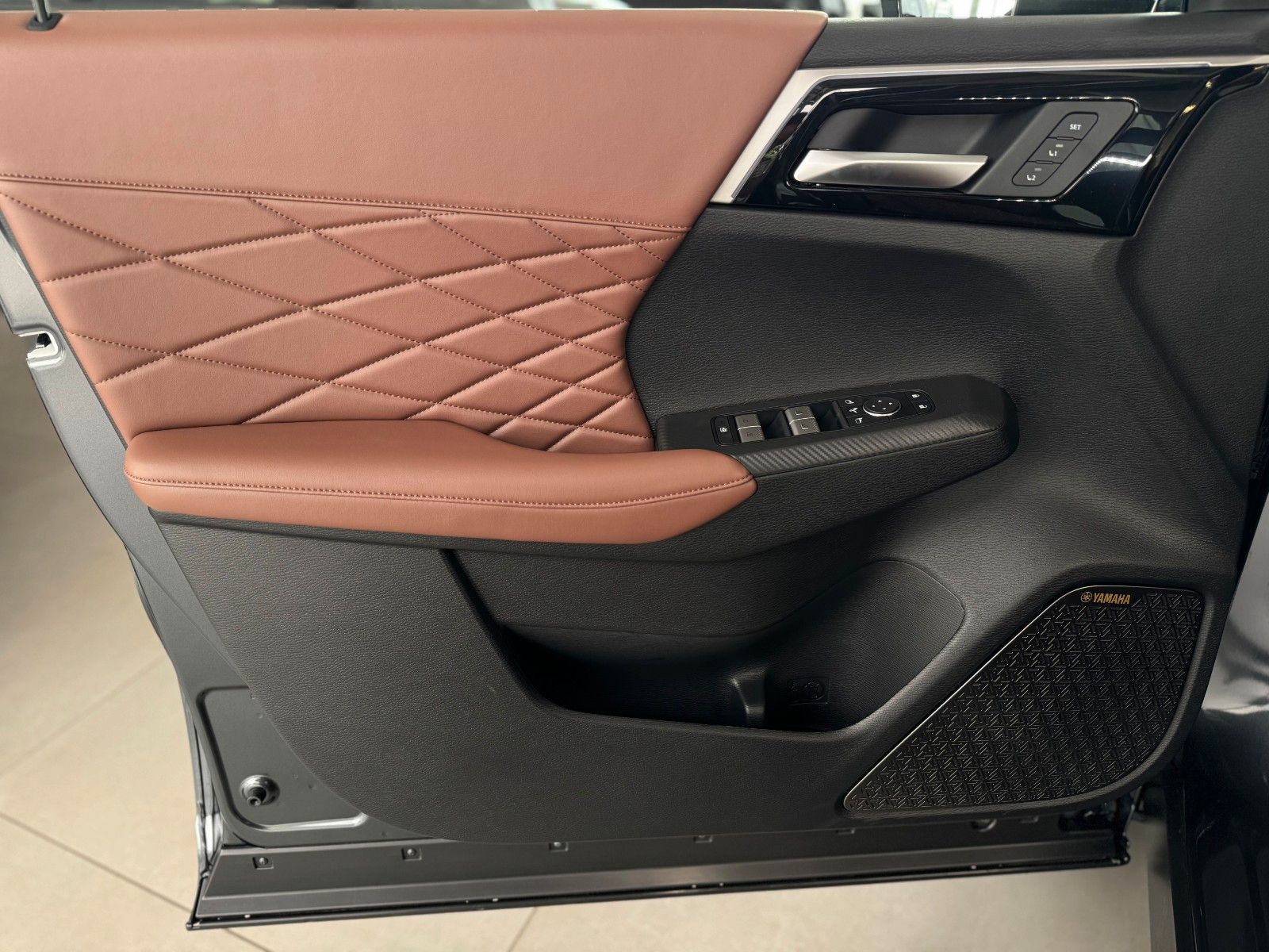 Fahrzeugabbildung Mitsubishi Outlander 2.4PLUG-IN HYBRID 4WD TOP Luxury-Paket