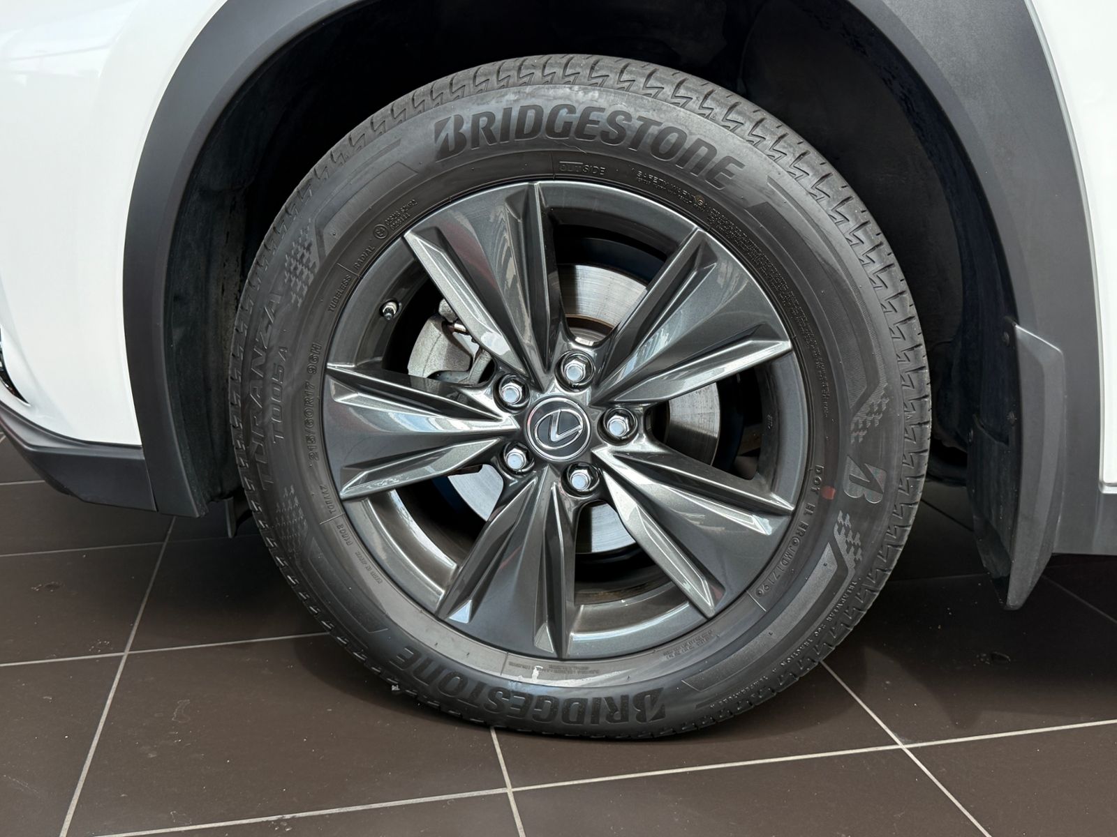 Fahrzeugabbildung Lexus UX 250 h Launch Edition LED NAV RFK SHZ ALU