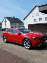 Mercedes-Benz GLA 180 - - rote Mercedes-Benz GLA 180
