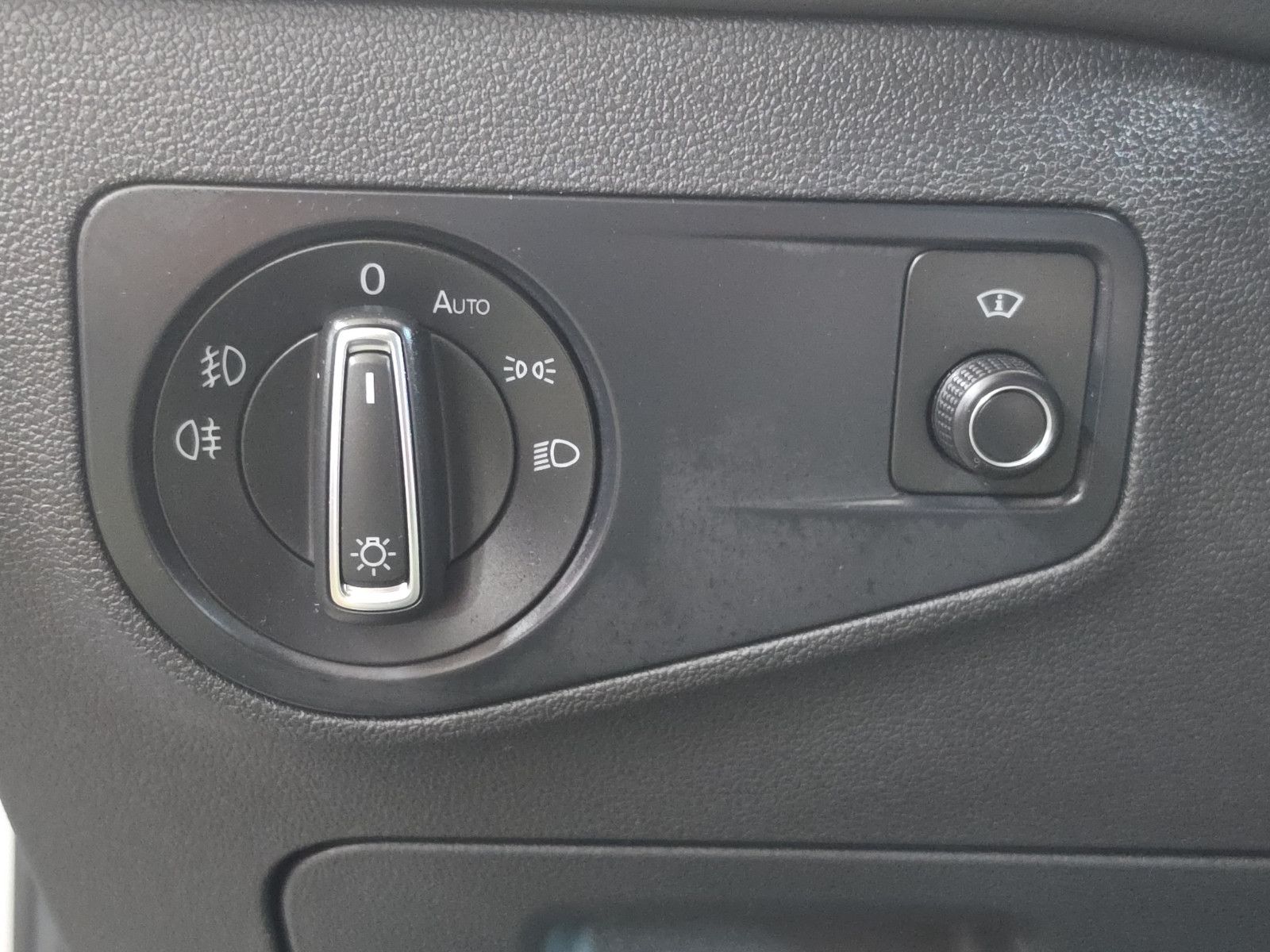 Fahrzeugabbildung Volkswagen Tiguan  R-LINE HiGHLiNE  4MOTION PANORAMA DACH