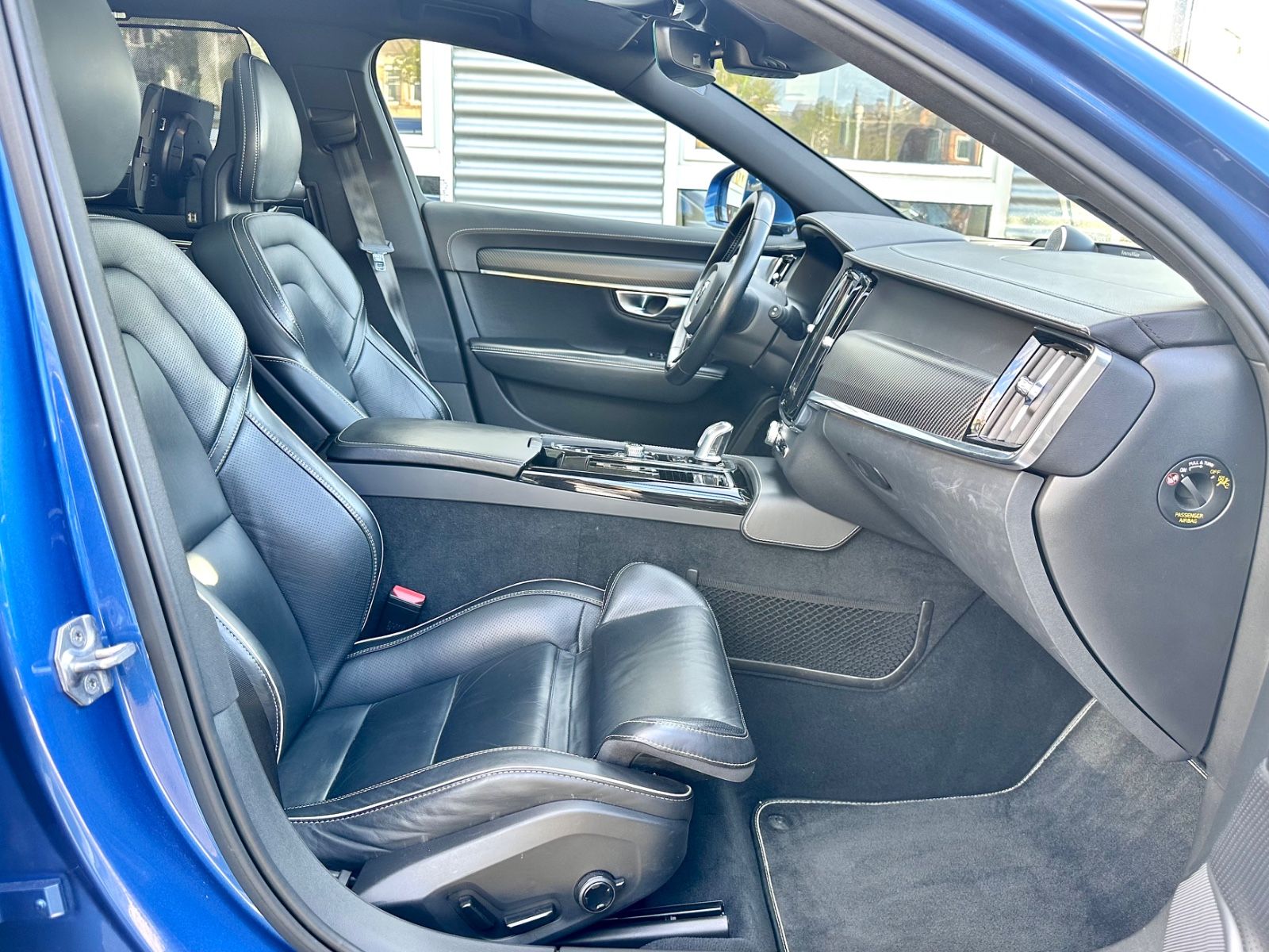 Fahrzeugabbildung Volvo V90 KOMBI T8 R-DESIGN HYBRID AWD*AHK+VOLL+MOD.19