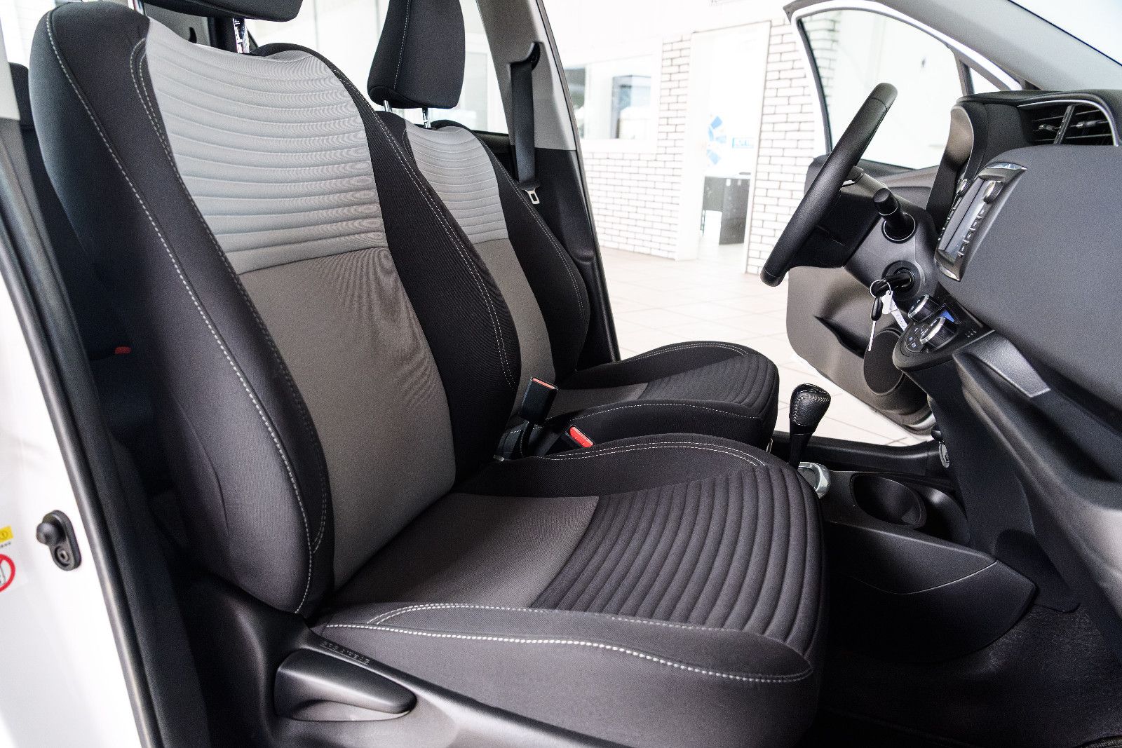 Fahrzeugabbildung Toyota Yaris Hybrid Team D+NAVI+SHZ+RFK+GJR+ALU+BICOLOR