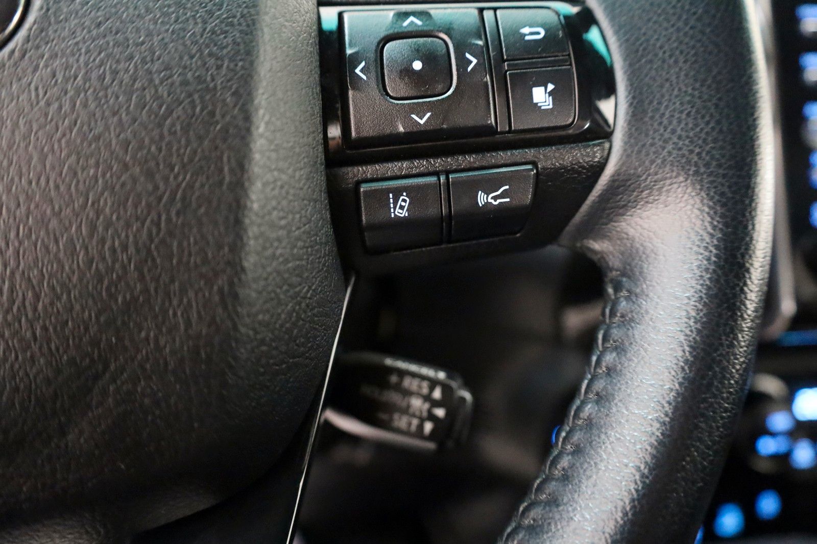 Fahrzeugabbildung Toyota Hilux 2.8 D-4D Invincible,Rollbügel, Rollo , AHK