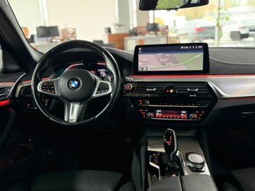 Fahrzeugabbildung BMW 530d Tour Luxury Line Pano ACC M Sportfahwerk