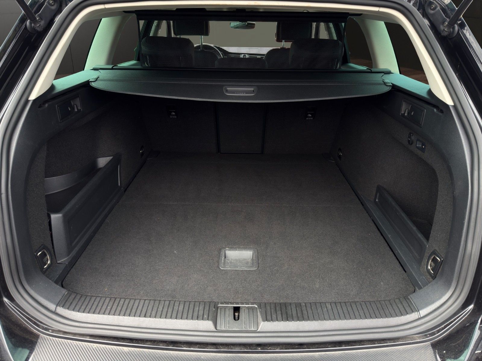 Fahrzeugabbildung Volkswagen Passat Variant 4Motion *ACC*Alcantara*AHK*LED