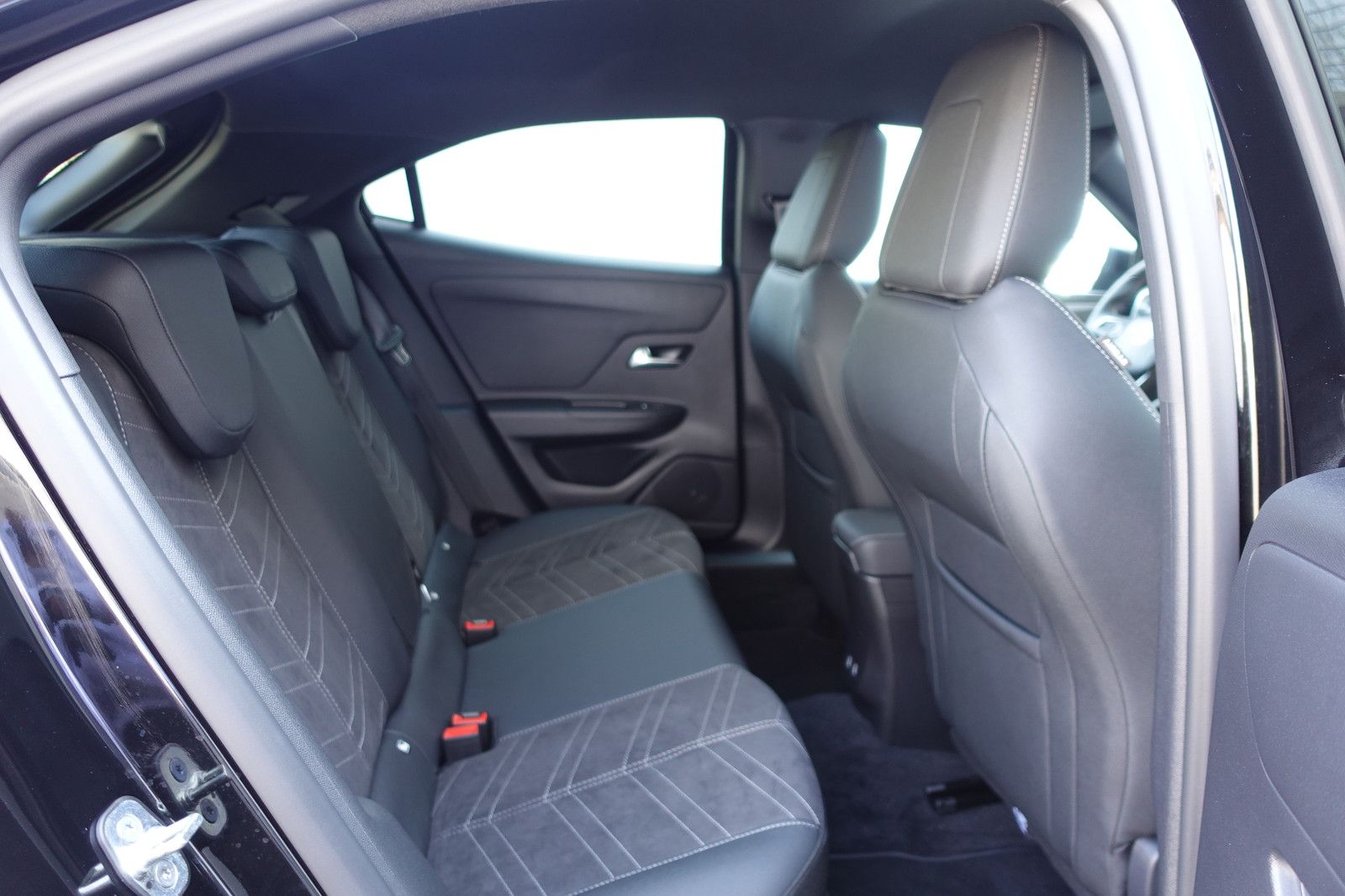 Fahrzeugabbildung Opel Mokka Ultimate 1.2T,Sitzhz,Kamera,18"Alu,PP,LED