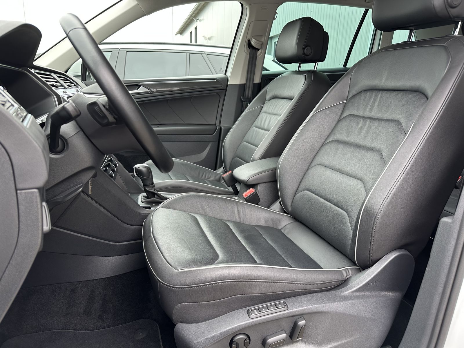Fahrzeugabbildung Volkswagen Tiguan 2.0 TDI DSG R-Line NAV+LED+PANO+ACC+VCOCK