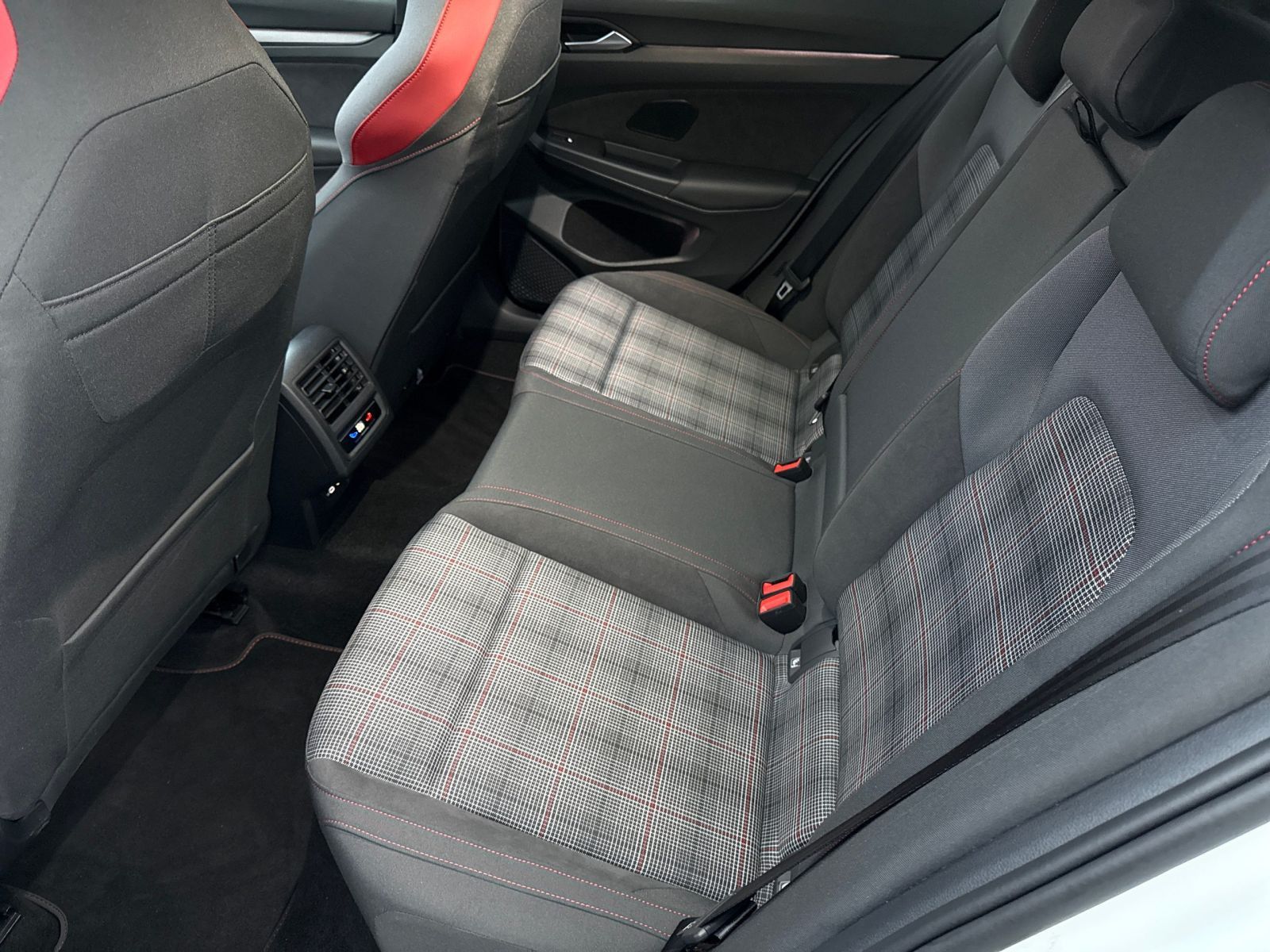 Volkswagen Golf VIII GTI 2.0 TSI DSG AHK PANO HEAD-UP R foto 12