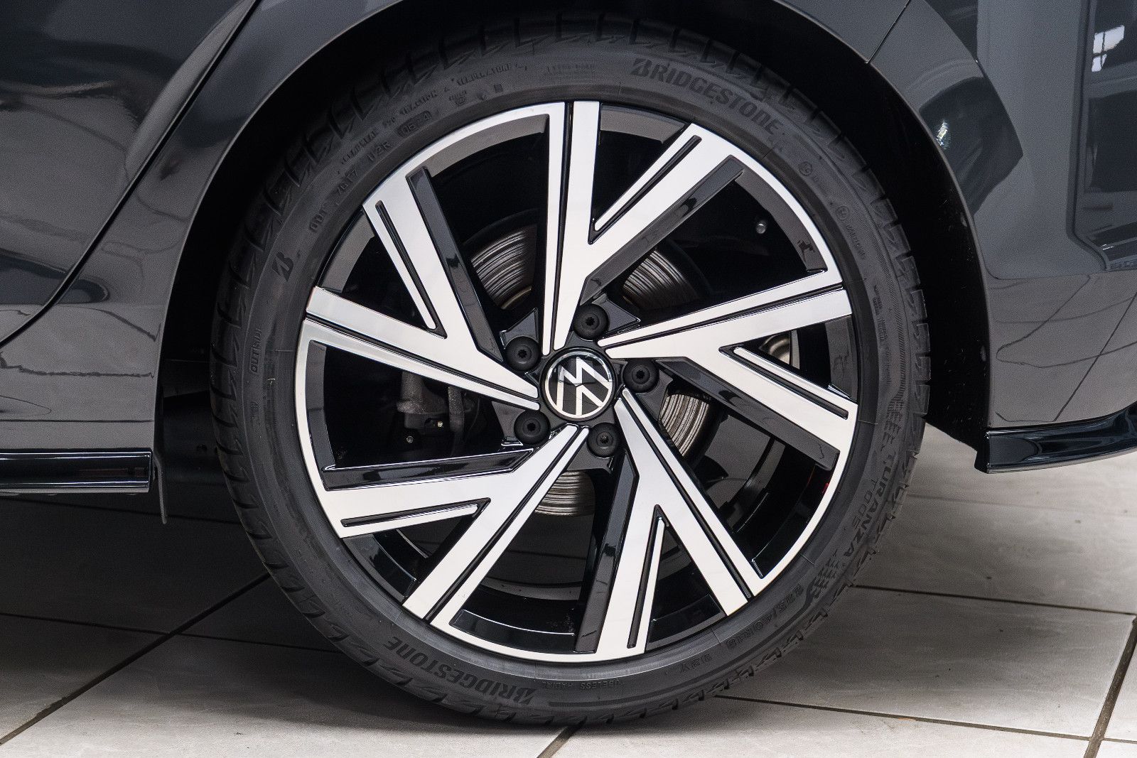 Fahrzeugabbildung Volkswagen Golf VIII R-Line 1.5 eTSI LED+APP+SHZ+18"