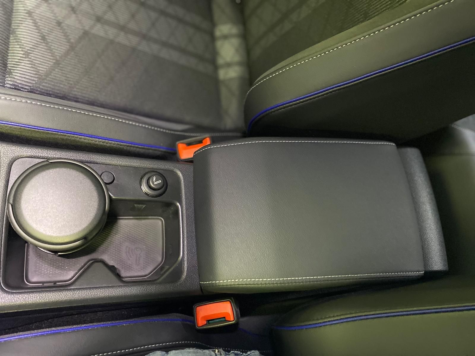 Fahrzeugabbildung Volkswagen Golf 1.5 eTSI R-Line DSG+ACC+360°+HUD+HARMAN KAR