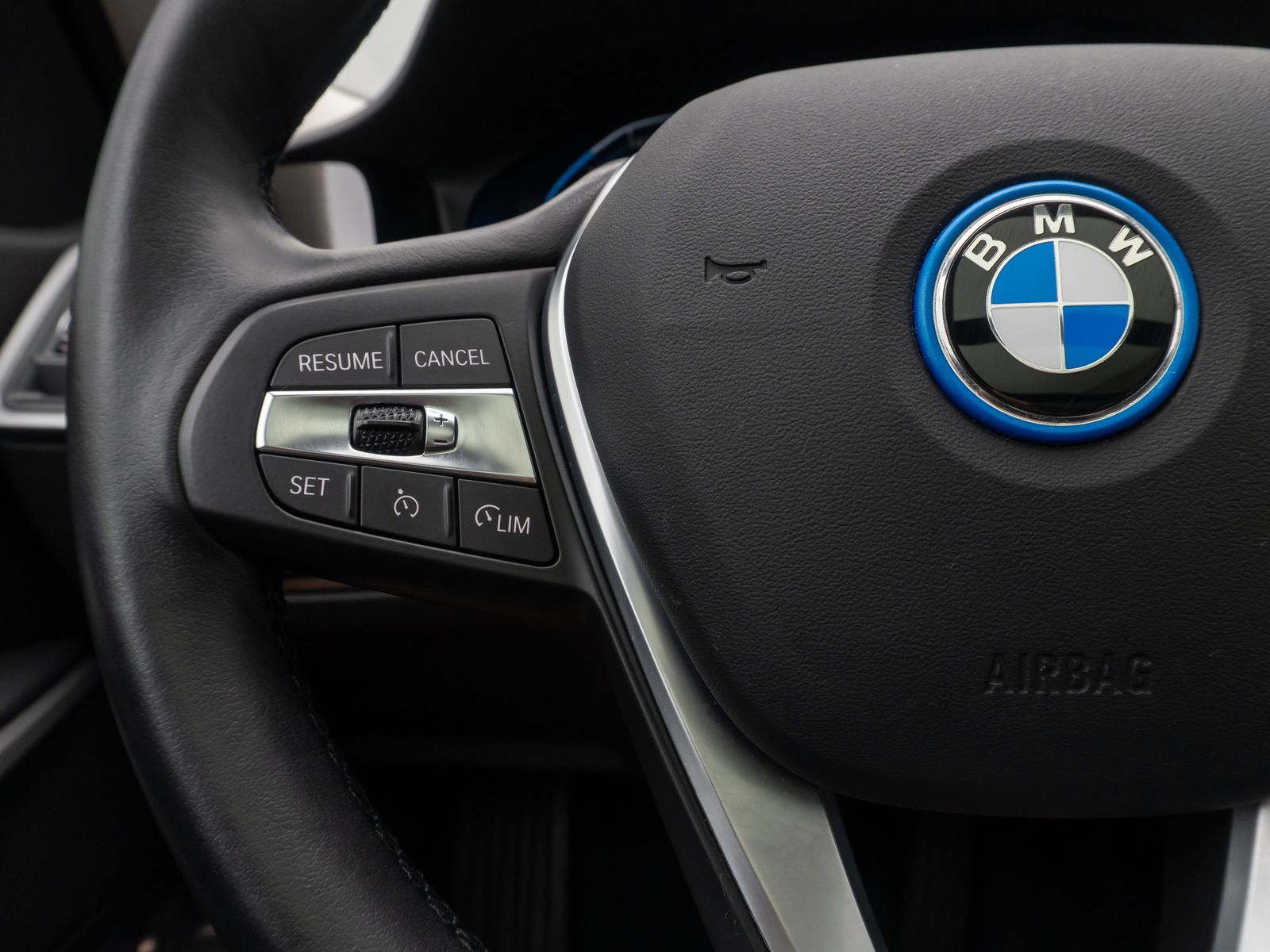 Fahrzeugabbildung BMW 320e Panorama Kamera DAB Alarm Geschwindigkeit