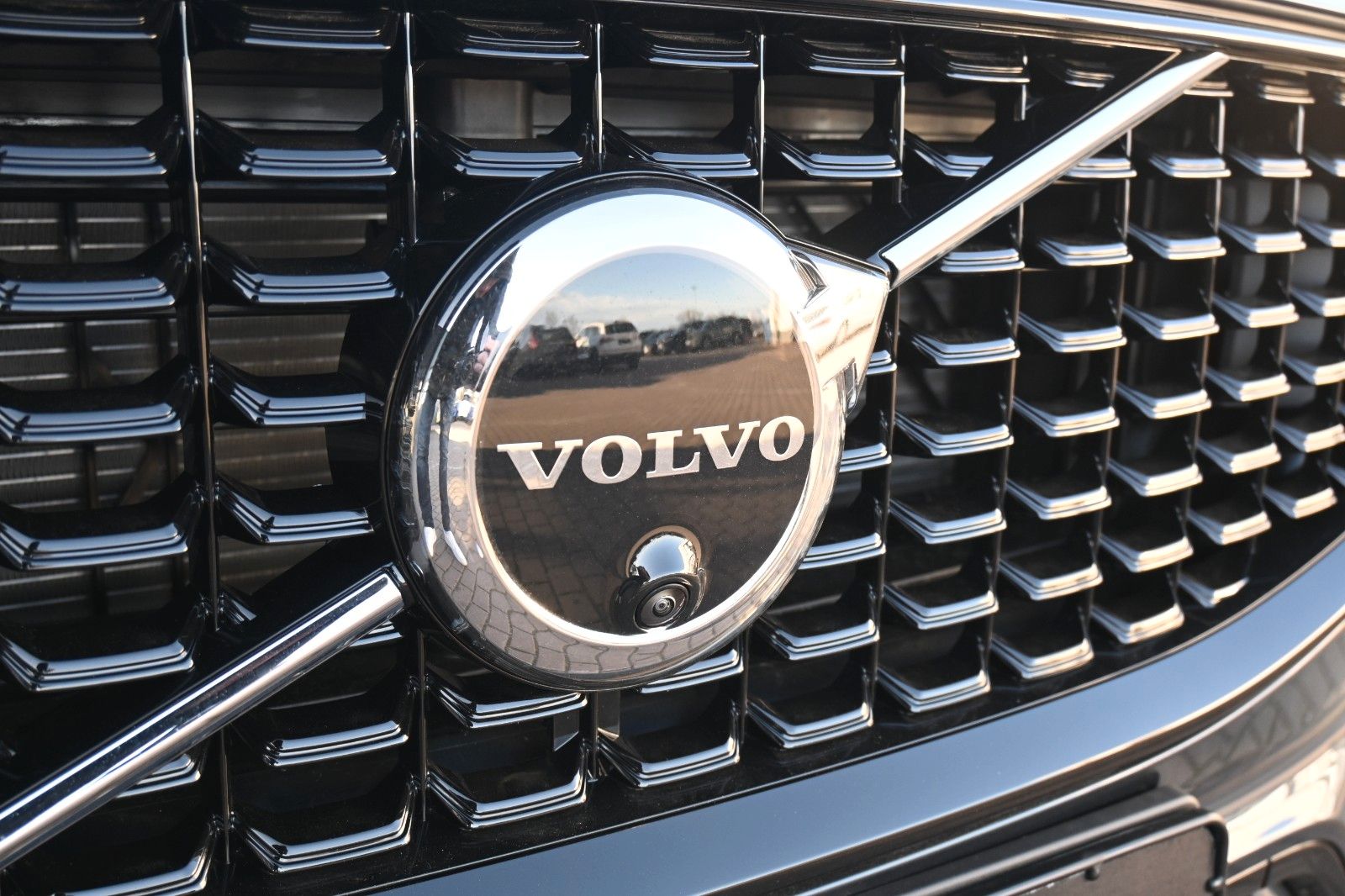 Fahrzeugabbildung Volvo XC60 B5 B AWD Ultra Dark*PANO*360°*LUFT*ACC*AHK