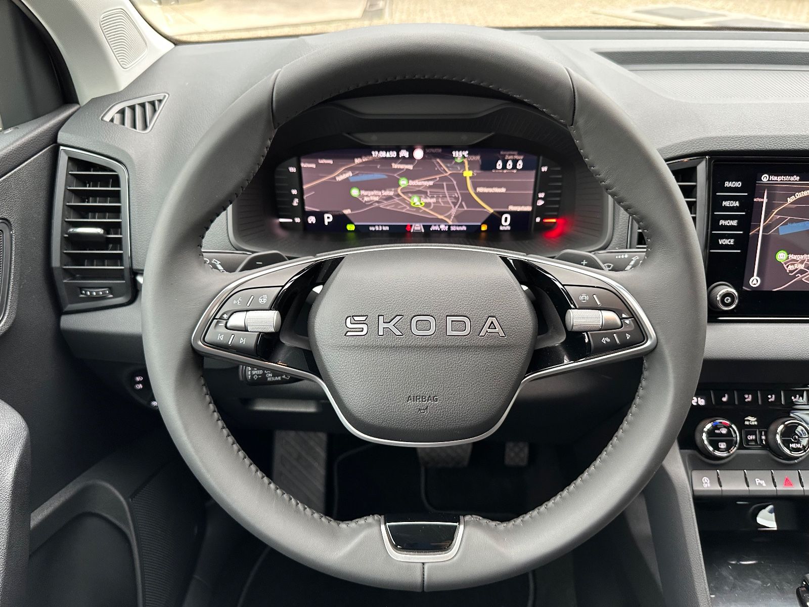 Fahrzeugabbildung SKODA Karoq 1.5 TSI Selection DSG AHK/Navi/ACC/LED/SHZ