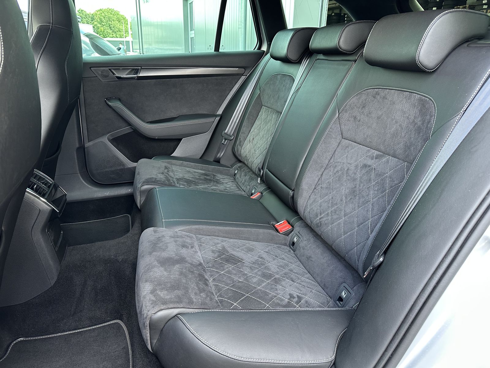 Fahrzeugabbildung SKODA Superb Combi 2.0 TDI DSG Sportline NAV+LED+AHK
