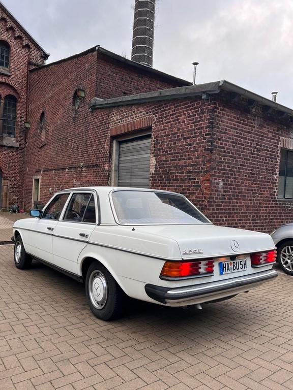 Mercedes-Benz 230
