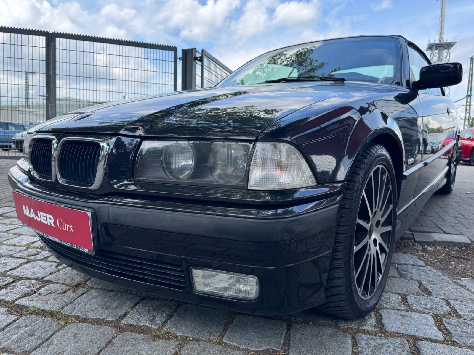 Fahrzeugabbildung BMW 320