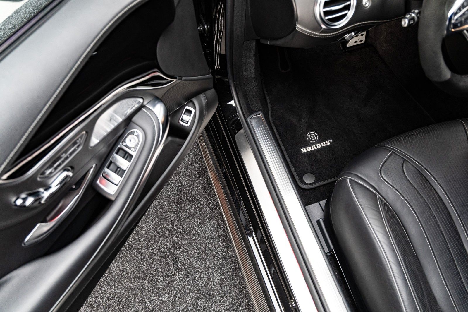 Fahrzeugabbildung Mercedes-Benz BRABUS 850 Coupé C217 + 850 PS + 15.255 km