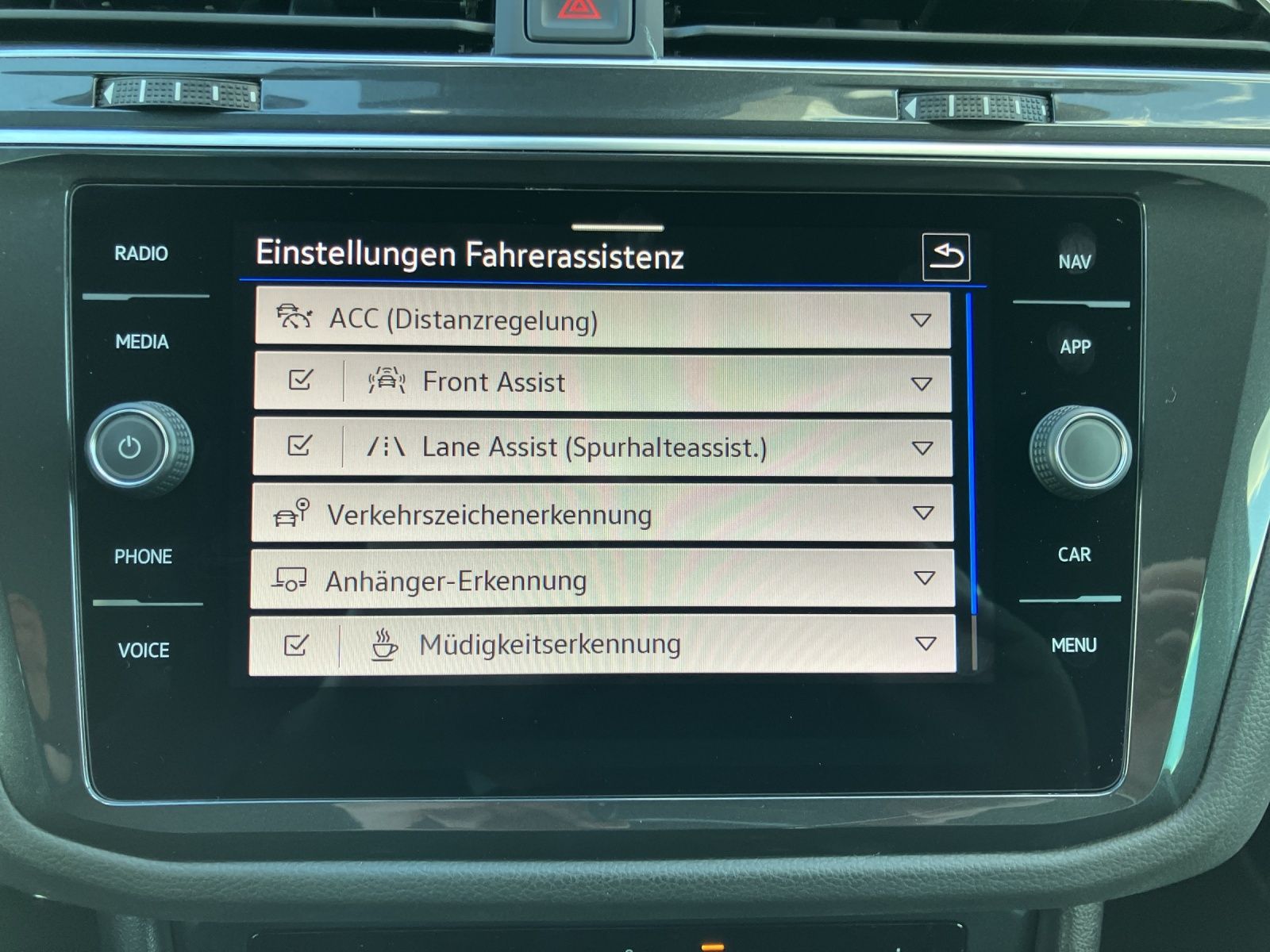 Fahrzeugabbildung Volkswagen Tiguan Life Sport TDI DSG LED ACC AHK SH Ambient