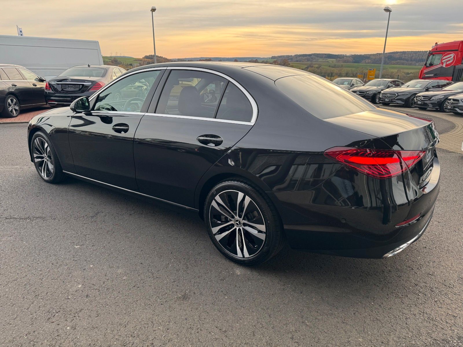 Fahrzeugabbildung Mercedes-Benz C 220d Avantgarde+Pano+HUD+RFK+TotW+AmbiPrem